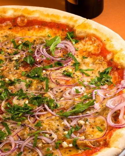 Рецепт пиццы с тунцом и красным луком