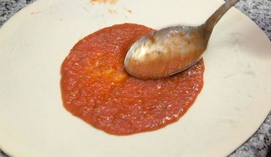 пицца с тунцом и красным луком