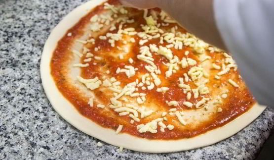 пицца с тунцом и красным луком