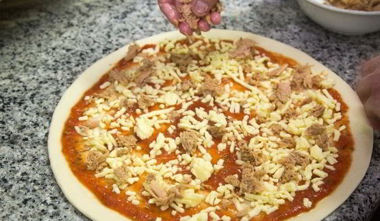 пицца с тунцом и красным луком