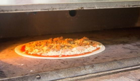 пицца с тунцом и красным луком