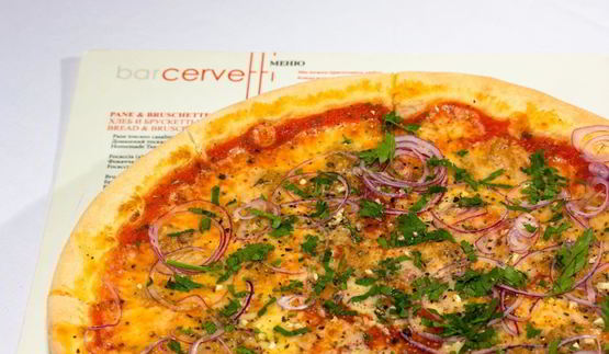 пицца с тунцом и красным луком