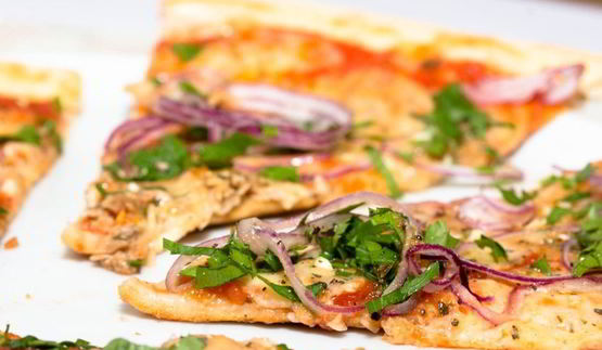 пицца с тунцом и красным луком