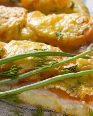 Пицца с ветчиной и зеленым луком