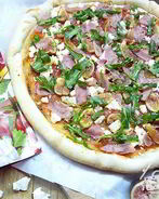 Пицца с ветчиной, инжиром и козьим сыром