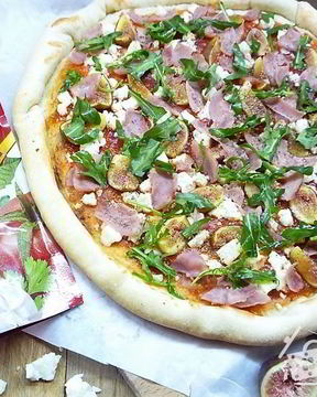 Пицца с ветчиной, инжиром и козьим сыром