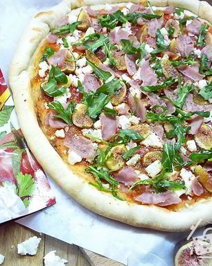 Пицца с ветчиной, инжиром и козьим сыром