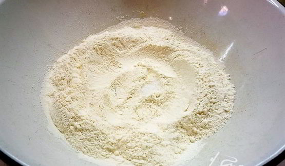 пицца с ветчиной, инжиром и козьим сыром