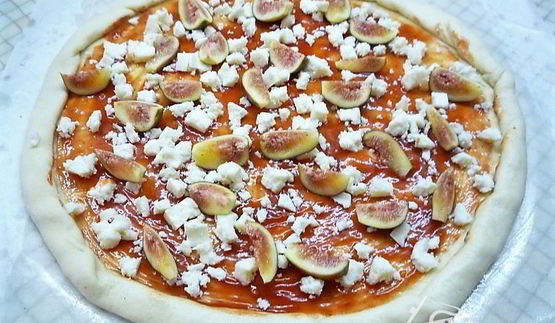 пицца с ветчиной, инжиром и козьим сыром