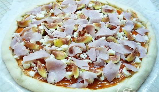 пицца с ветчиной, инжиром и козьим сыром