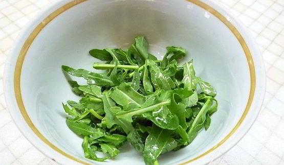 пицца с ветчиной, инжиром и козьим сыром