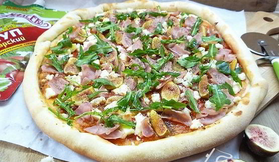 пицца с ветчиной, инжиром и козьим сыром