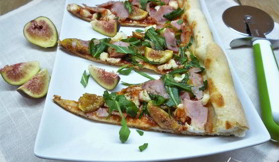 пицца с ветчиной, инжиром и козьим сыром