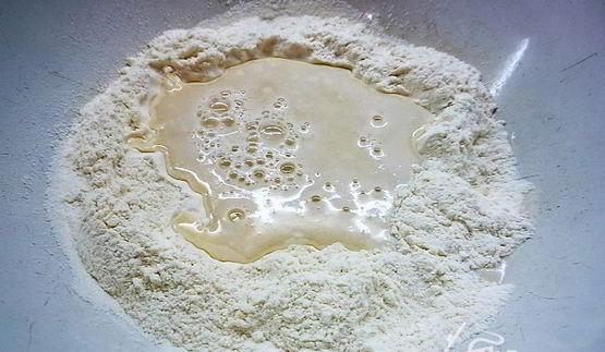 пицца с ветчиной, инжиром и козьим сыром