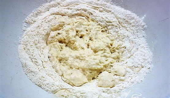 пицца с ветчиной, инжиром и козьим сыром