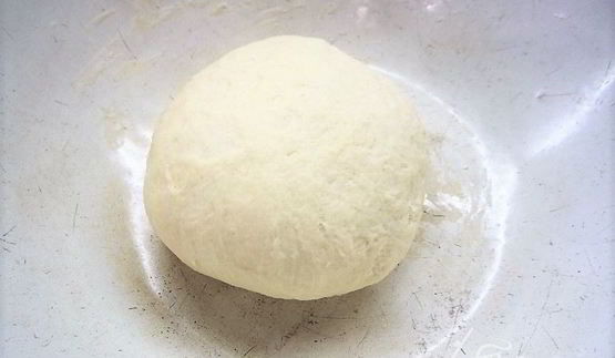 пицца с ветчиной, инжиром и козьим сыром