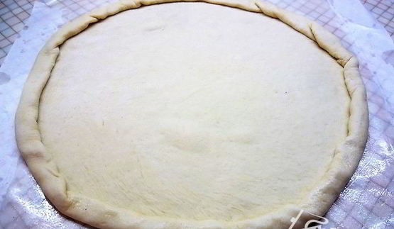 пицца с ветчиной, инжиром и козьим сыром