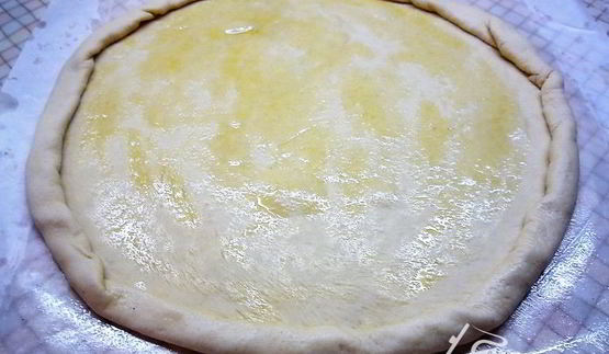 пицца с ветчиной, инжиром и козьим сыром