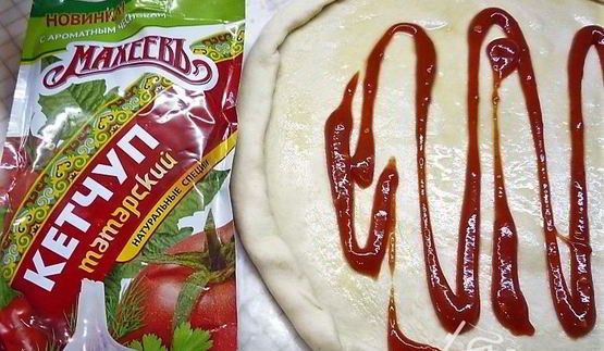 пицца с ветчиной, инжиром и козьим сыром