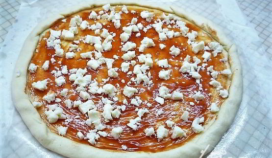 пицца с ветчиной, инжиром и козьим сыром