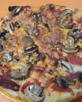 Пицца с ветчиной, шампиньонами и сыром