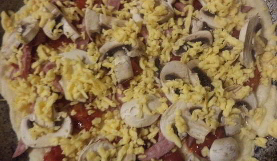 пицца с ветчиной, шампиньонами и сыром
