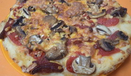 пицца с ветчиной, шампиньонами и сыром