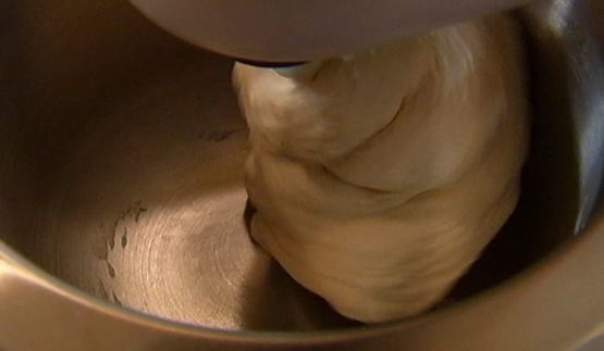 пицца с яйцом и шпинатом