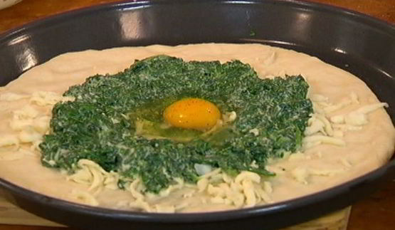 пицца с яйцом и шпинатом