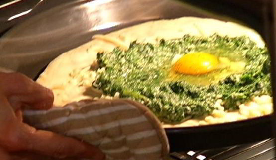 пицца с яйцом и шпинатом