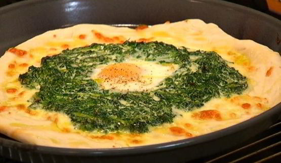 пицца с яйцом и шпинатом