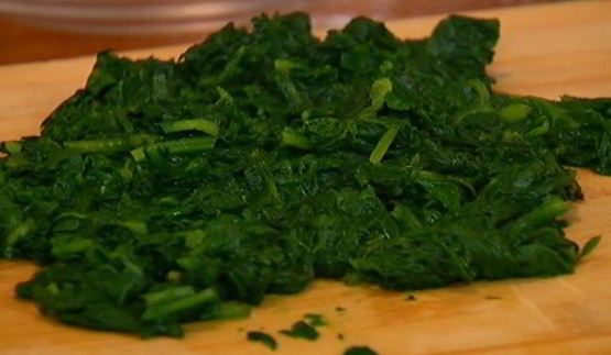 пицца с яйцом и шпинатом