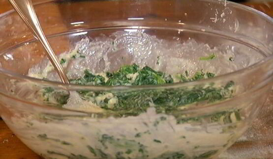 пицца с яйцом и шпинатом