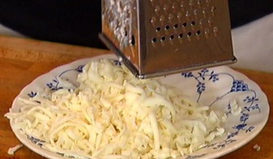 пицца с яйцом и шпинатом