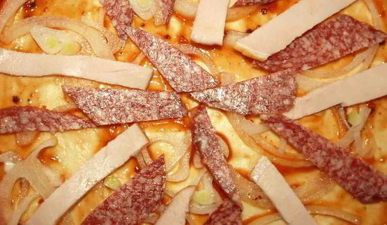 пицца три сыра с помидорами