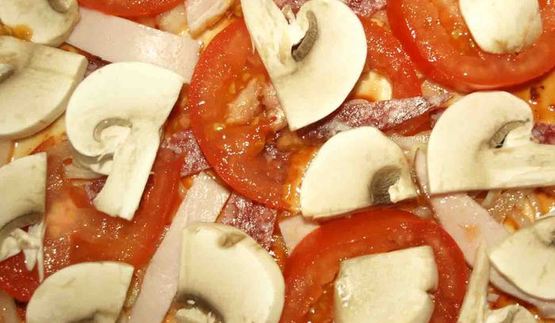 пицца три сыра с помидорами