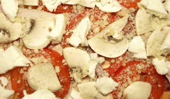 пицца три сыра с помидорами