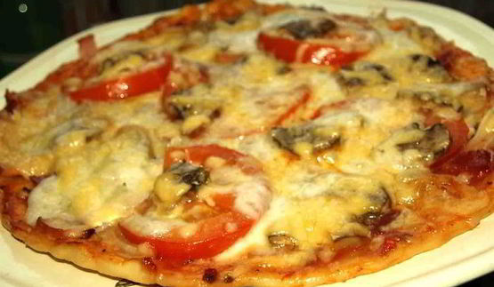 пицца три сыра с помидорами