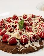 Шоколадная пицца с малиной