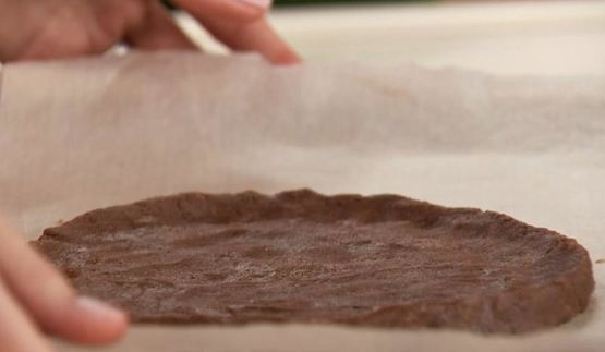 шоколадная пицца с малиной