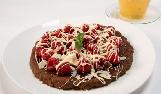шоколадная пицца с малиной