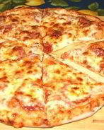 Тонкая итальянская пицца с салями