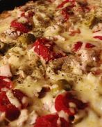 Тонкая пицца с пряными томатами и куриной грудкой