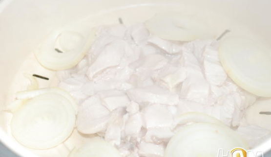 тонкая пицца с пряными томатами и куриной грудкой