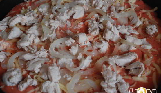 тонкая пицца с пряными томатами и куриной грудкой