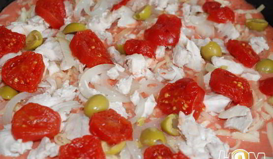 тонкая пицца с пряными томатами и куриной грудкой
