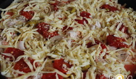 тонкая пицца с пряными томатами и куриной грудкой