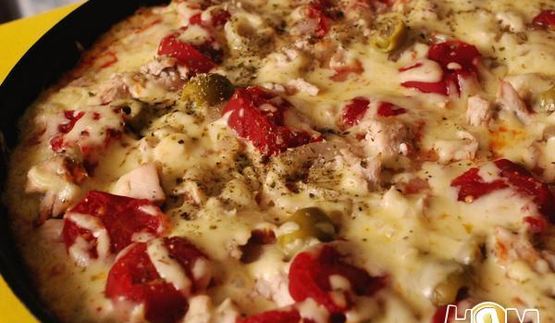 тонкая пицца с пряными томатами и куриной грудкой