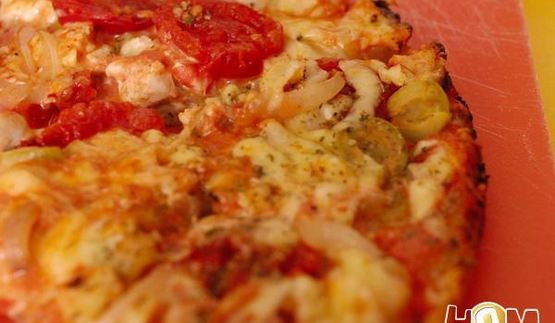 тонкая пицца с пряными томатами и куриной грудкой