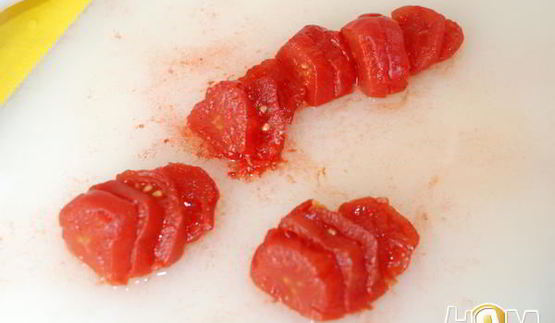 тонкая пицца с пряными томатами и куриной грудкой